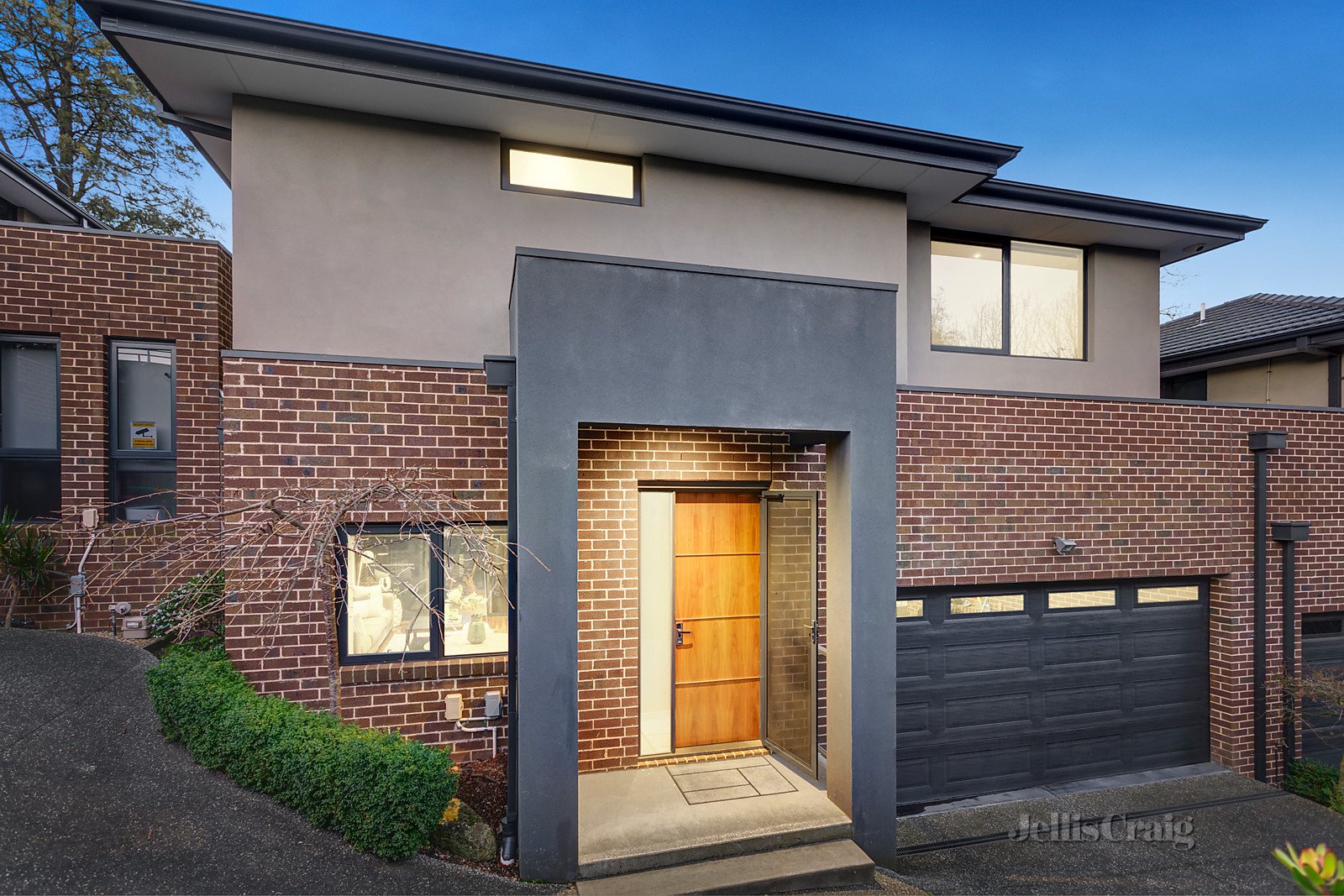 2/33 Blackburn Road, Doncaster East image 1