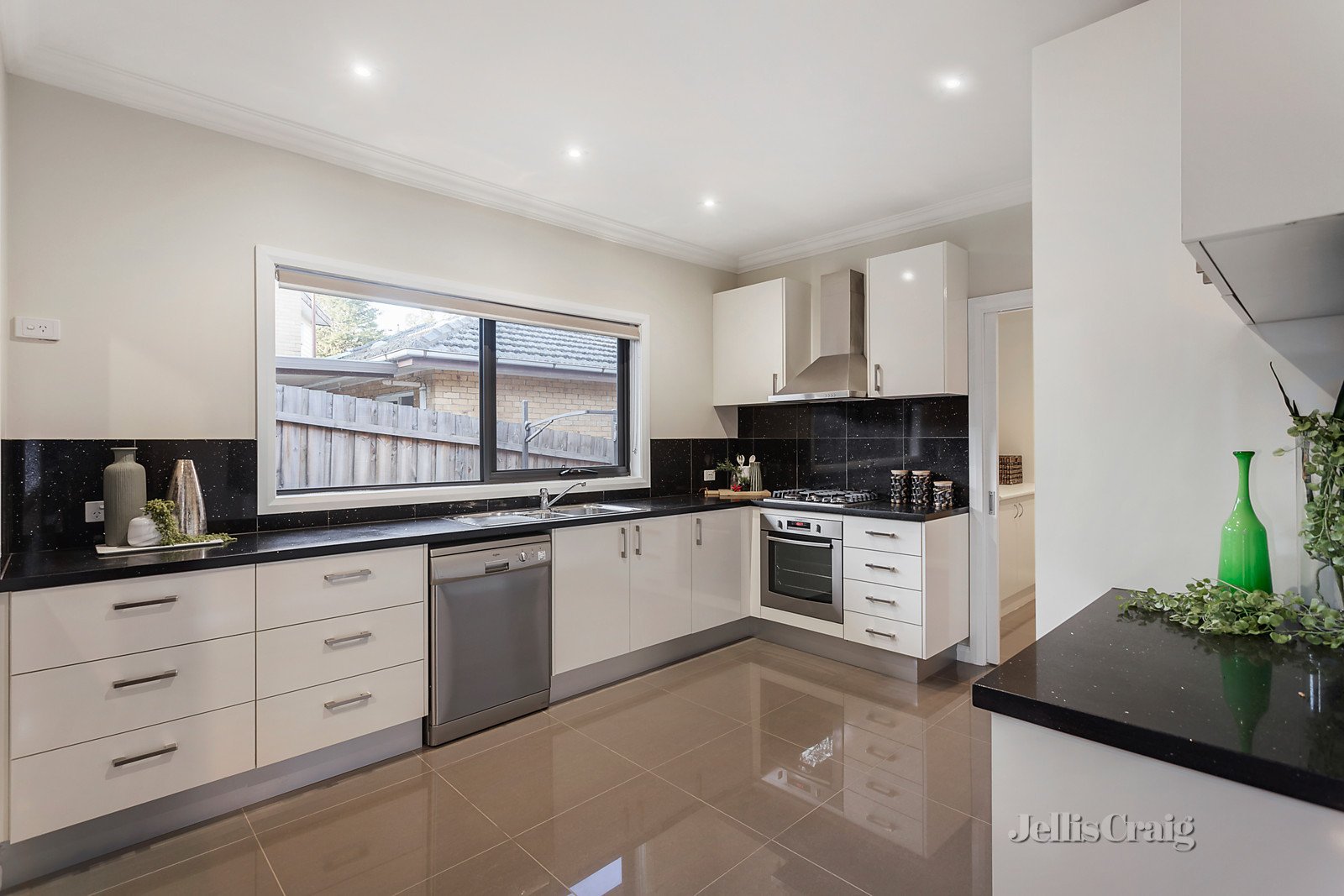 2/33 Blackburn Road, Doncaster East image 4