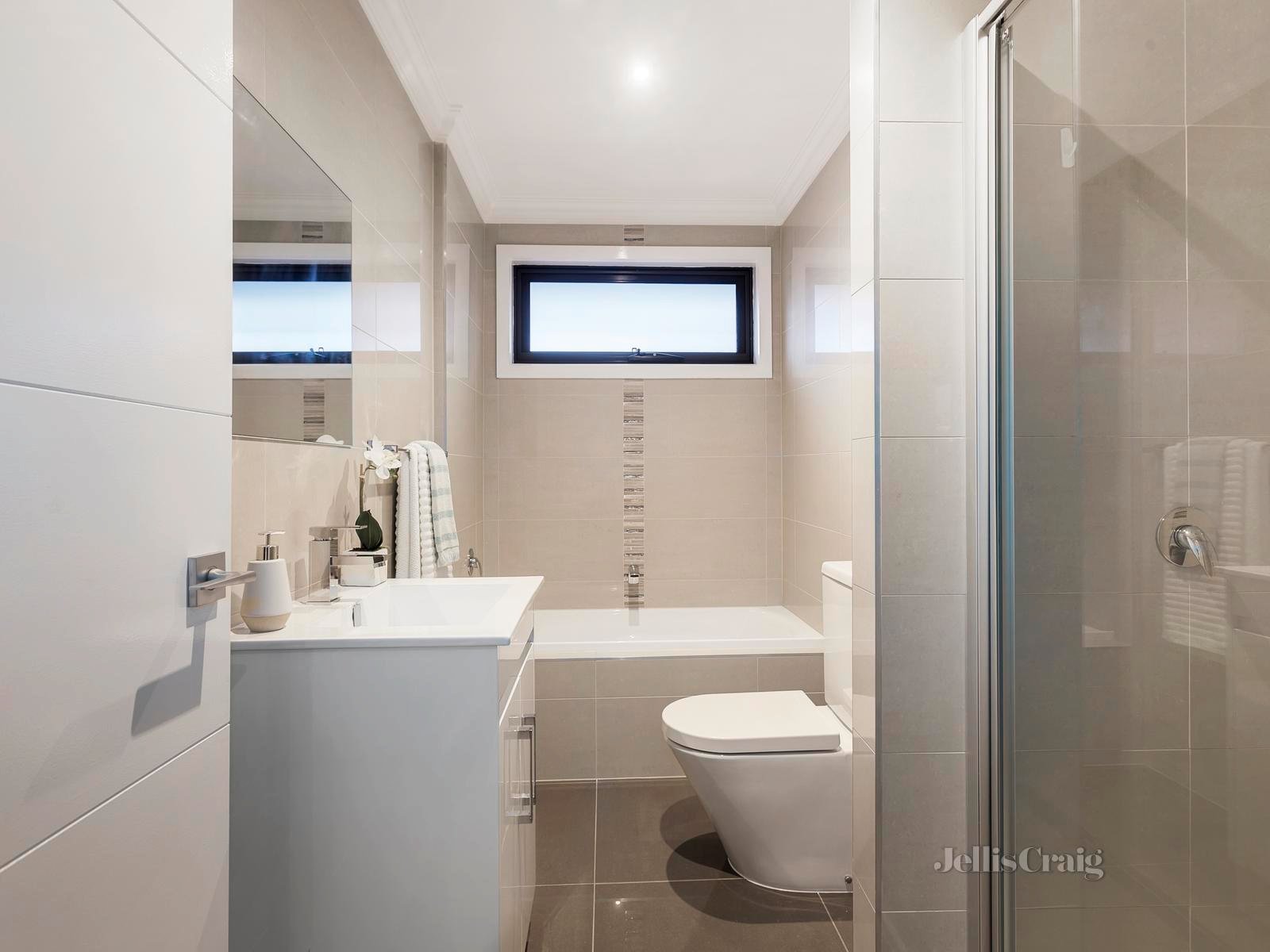 2/33 Blackburn Road, Doncaster East image 8