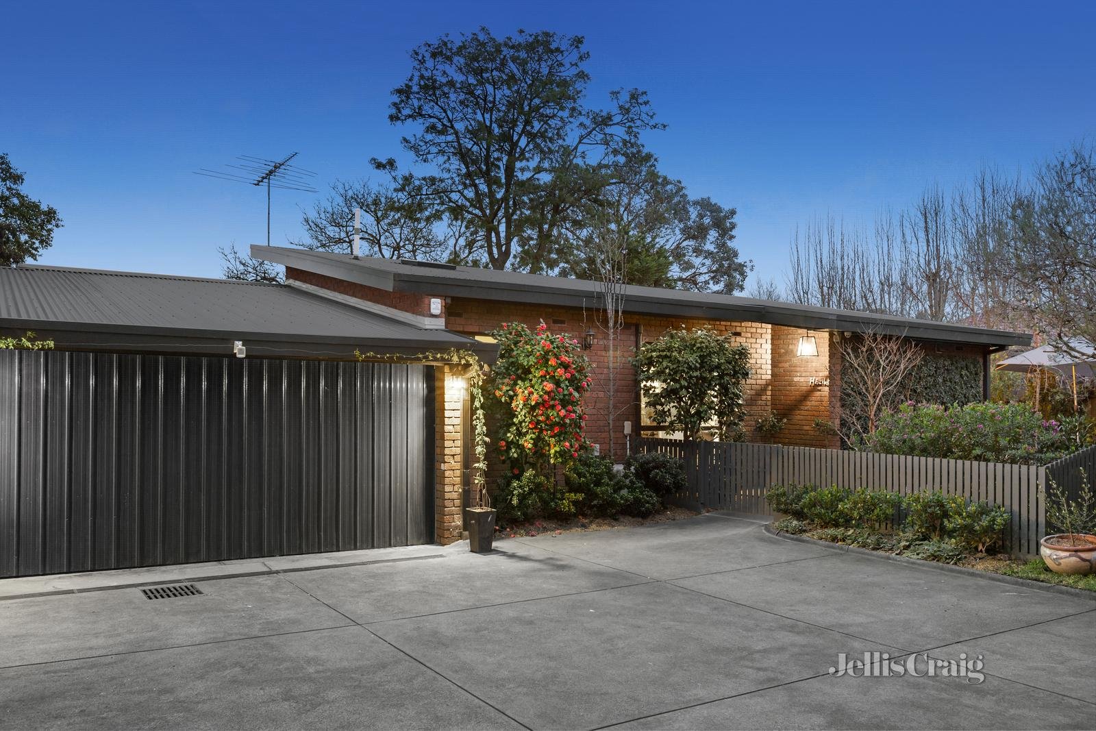 2/33 Chestnut Street, Surrey Hills image 1