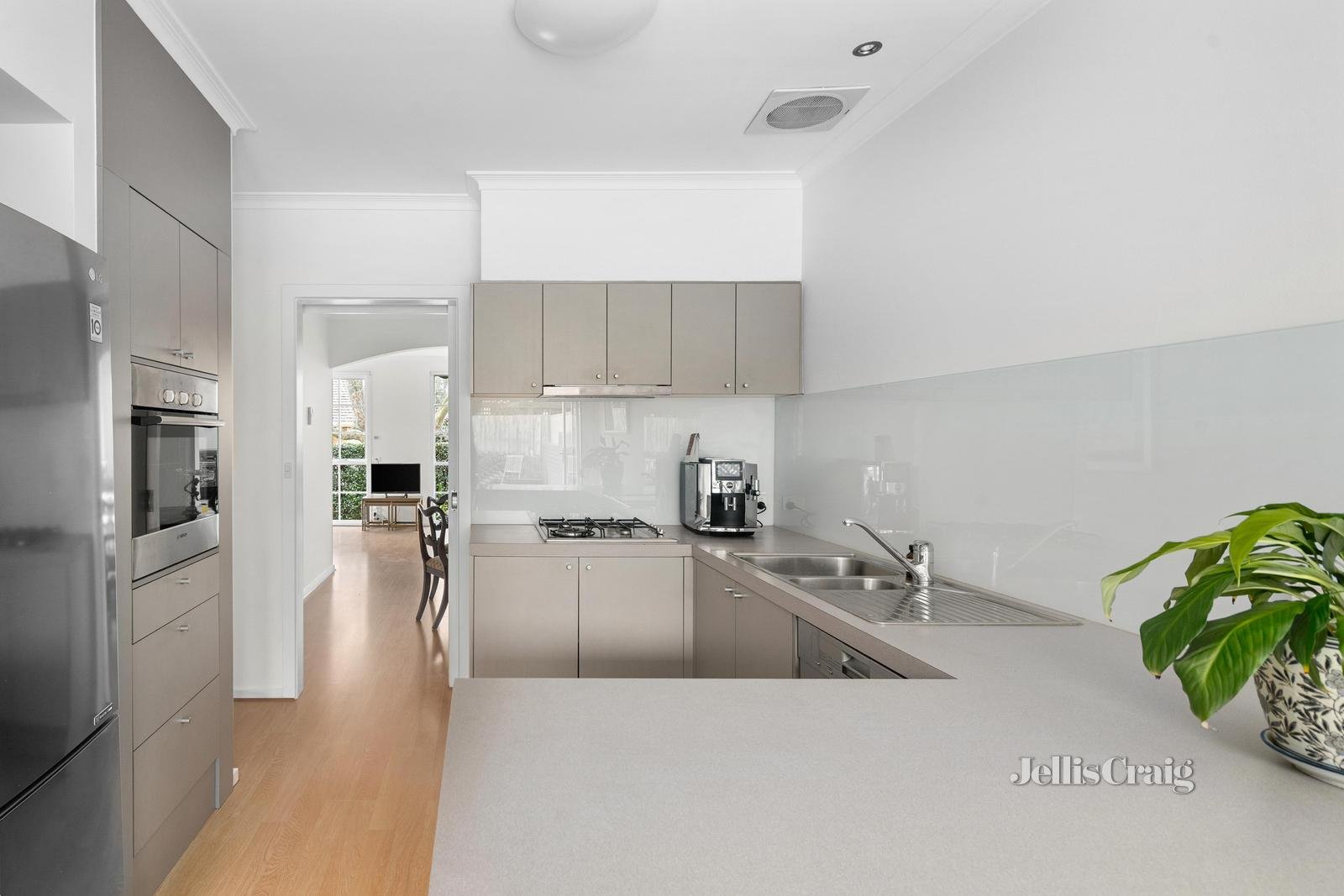 2/33 Kent Road, Surrey Hills image 4