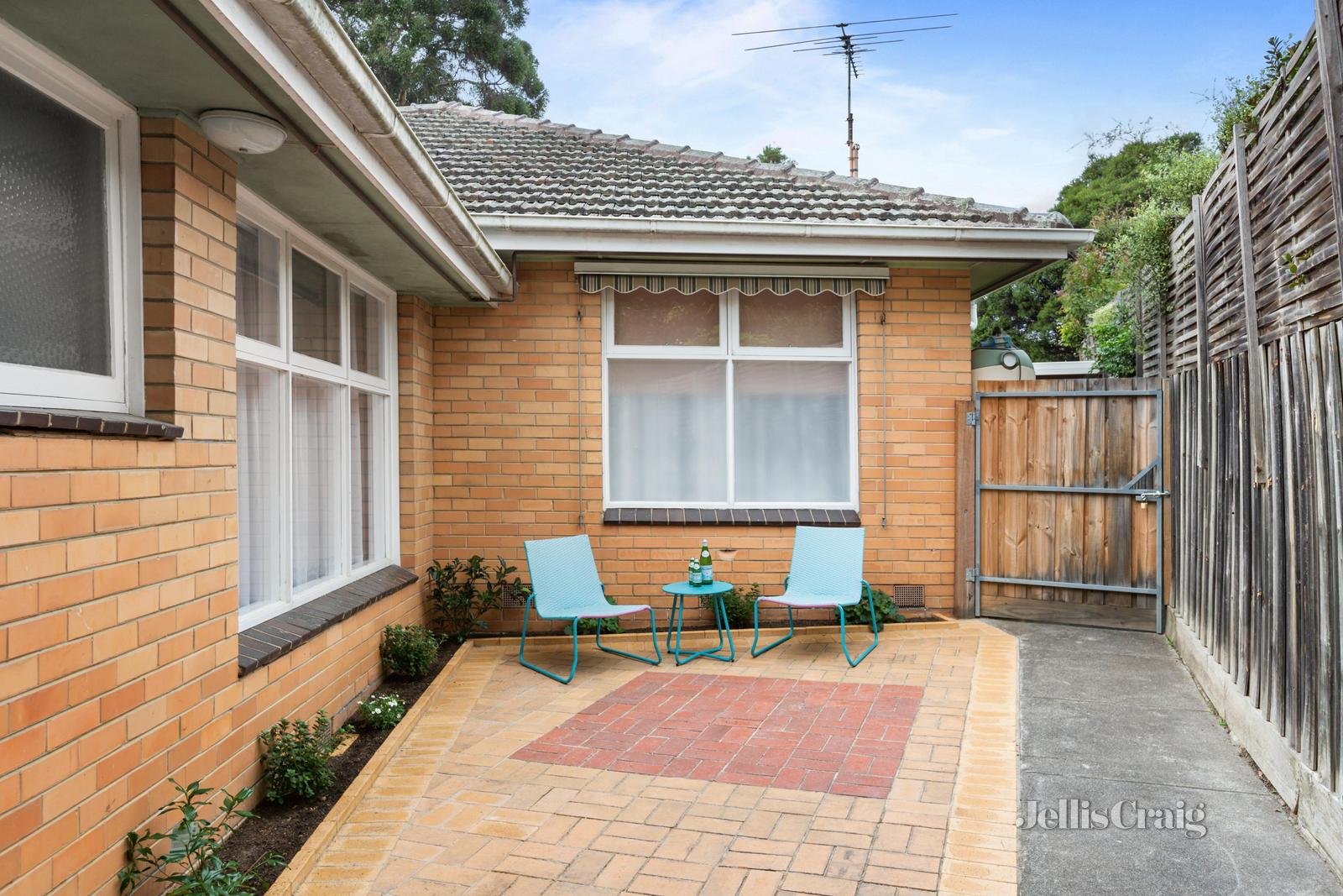 2/33 Logan Street, Canterbury image 3