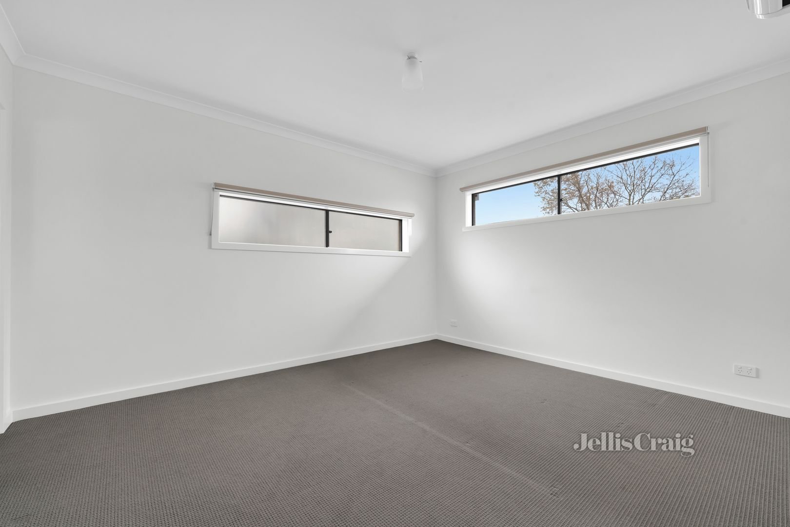 2/33 Thompson Street, Glen Waverley image 8