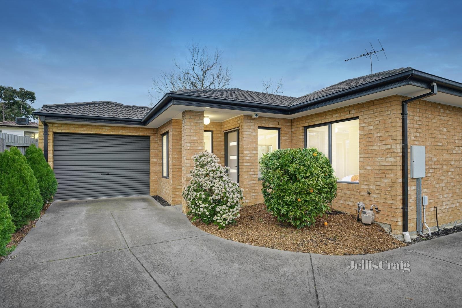 2/34 Briggs Street, Mount Waverley image 1