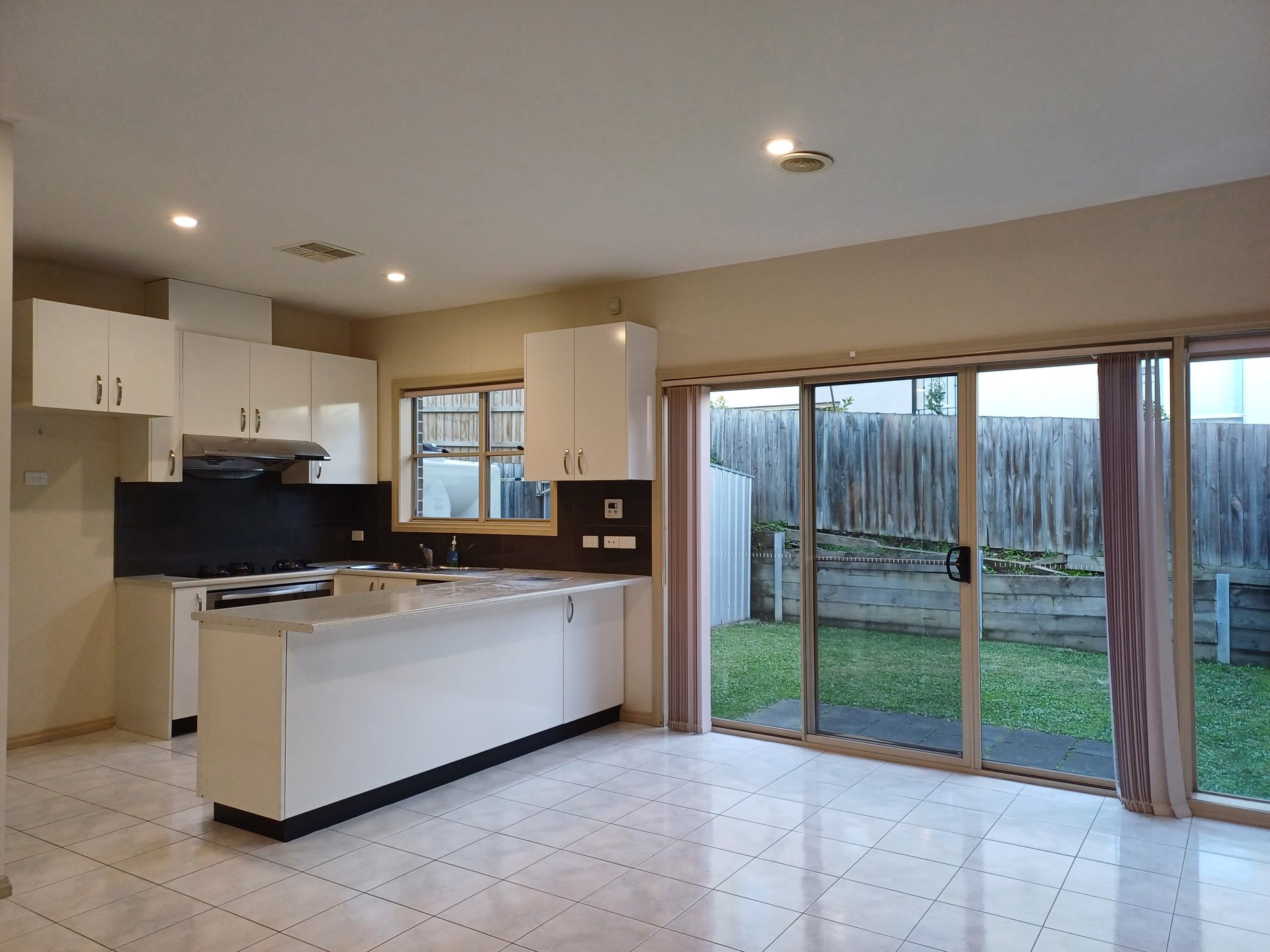 2/35 Angus Drive, Glen Waverley image 3