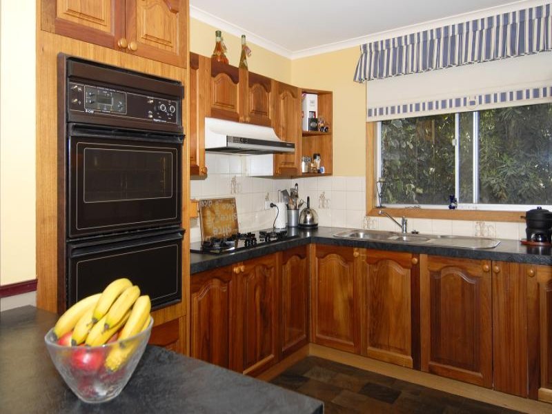 235 Autumn Street, Manifold Heights image 2