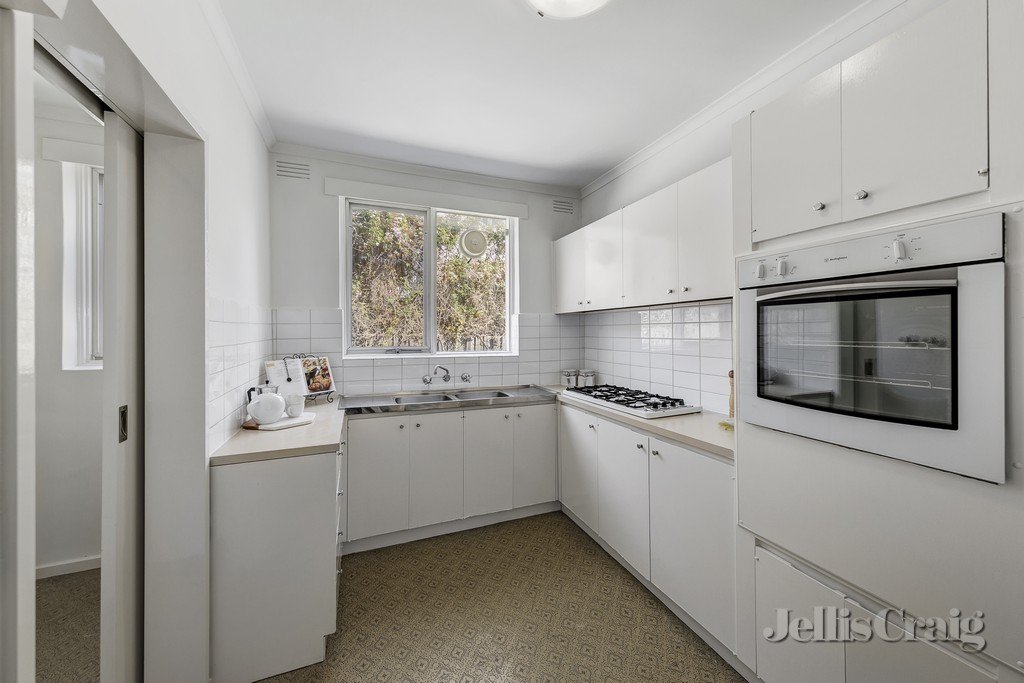 2/37 Rockley Road, South Yarra image 2