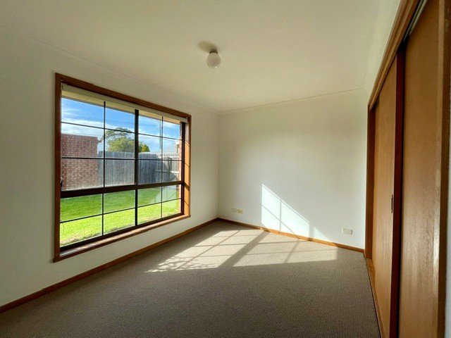 2/37 Thompson Street, Whittington image 5