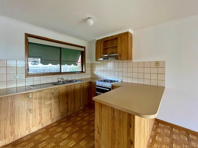2/37 Thompson Street, Whittington image 4