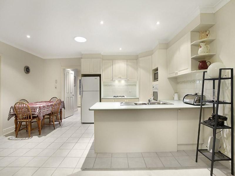 2/374 Belmore Road, Mont Albert North image 3