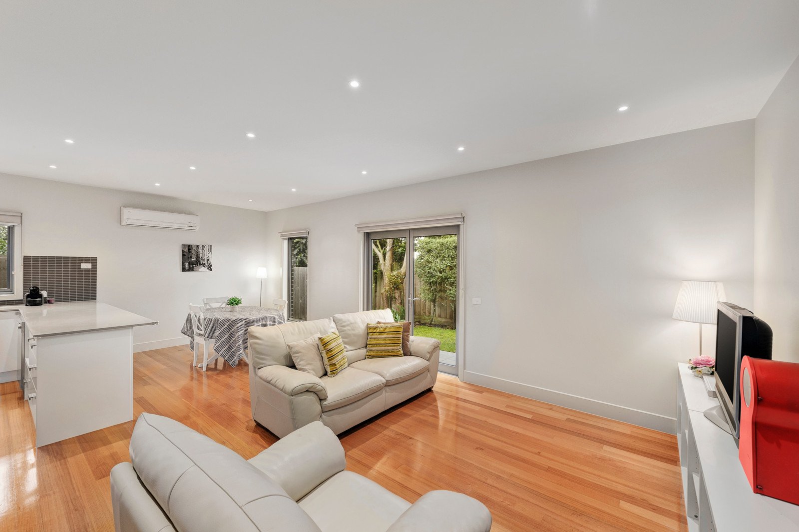 2/385 Highbury Road, Burwood image 2