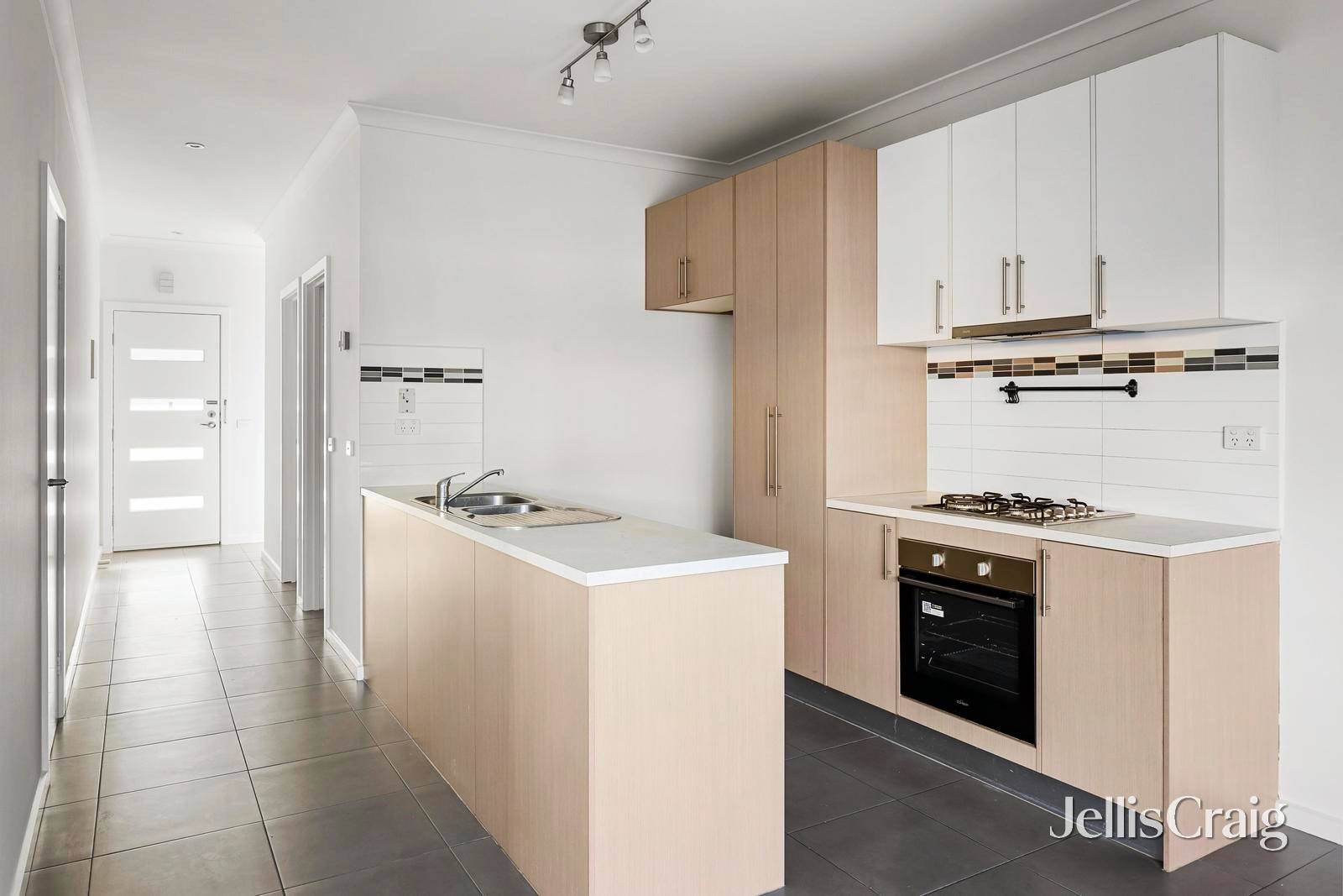 2/39 Pickett Street, Reservoir image 3