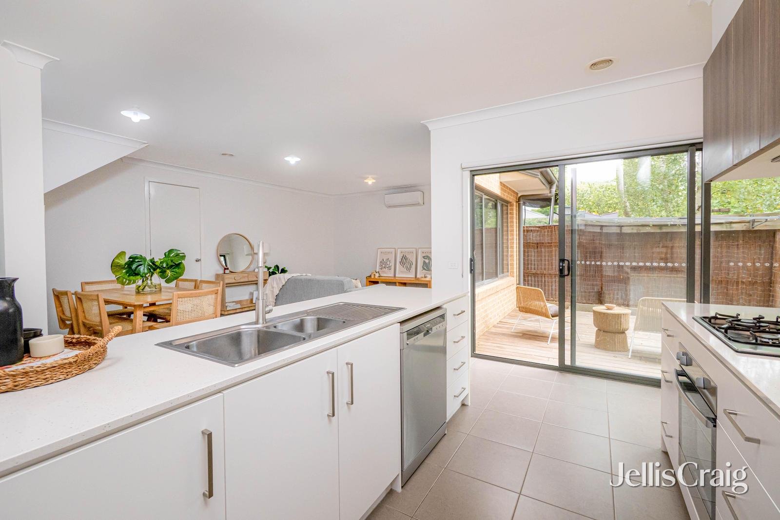 2/396 Autumn Street, Herne&nbsp;Hill image 3