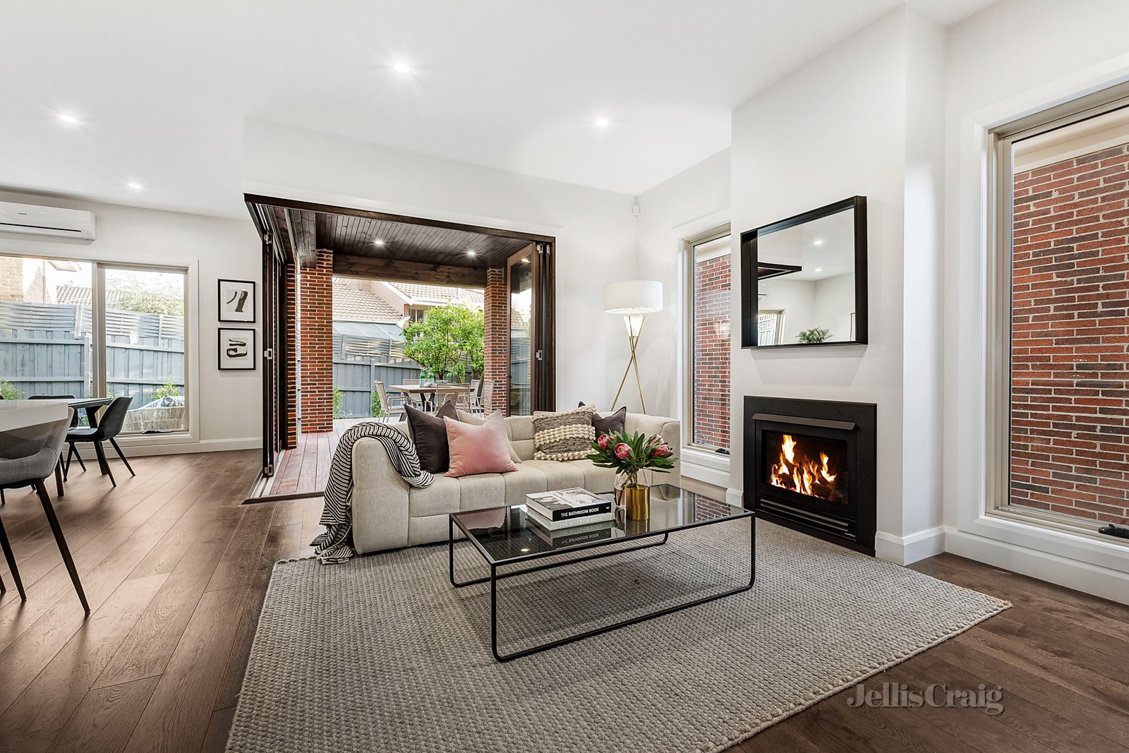 2/4 Ann Court, Mount Waverley image 2