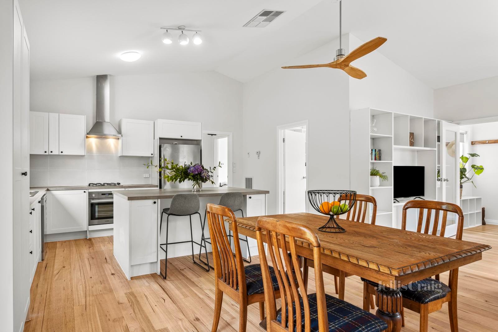 2/4 Anslow Street, Woodend image 1