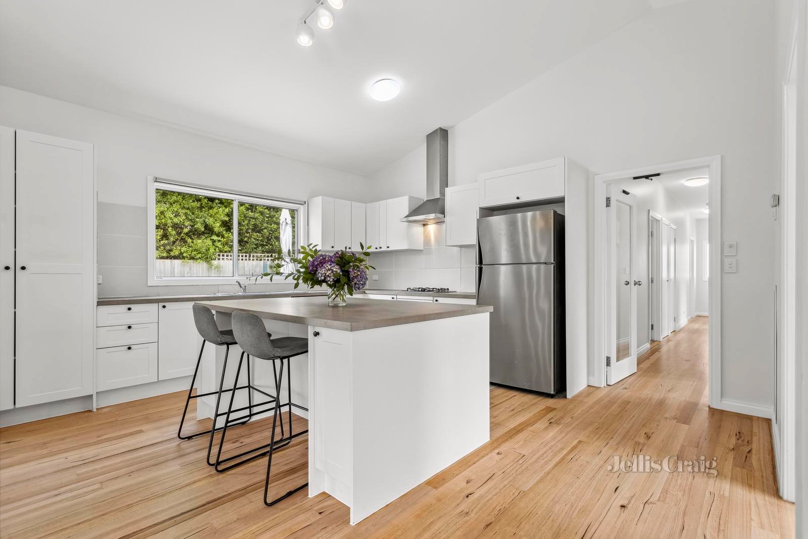 2/4 Anslow Street, Woodend image 2