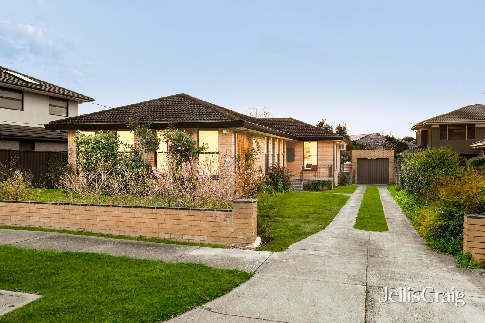 24 Avondale Grove, Mount&nbsp;Waverley image 1