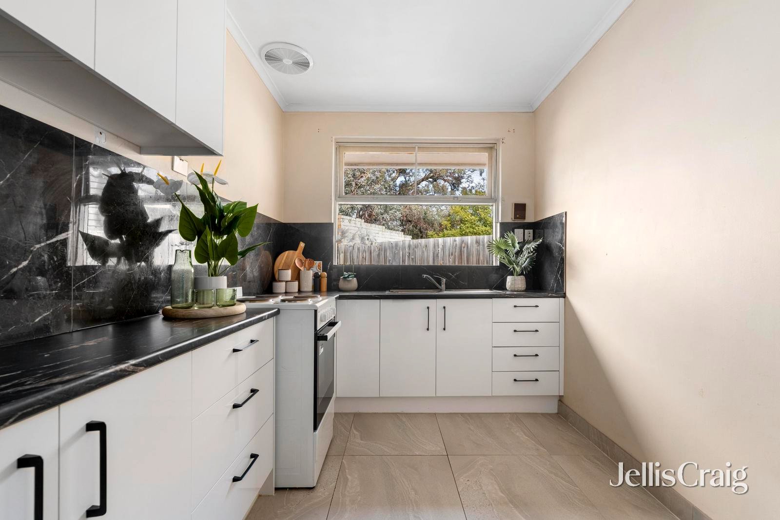 2/4 Batten Street, Glen&nbsp;Waverley image 5