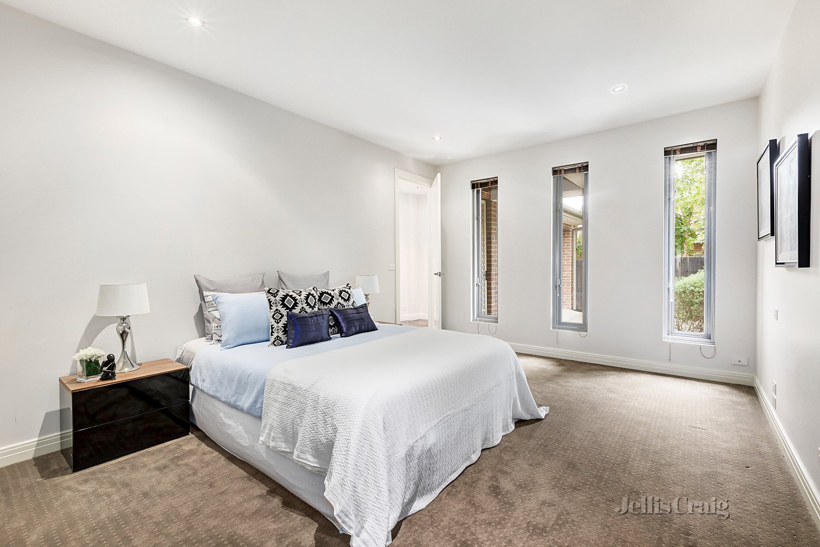 2/4 Clovelly Court, Mount Waverley image 6