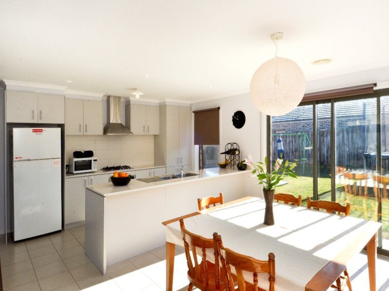 24 Curtain Drive, Leopold image 2