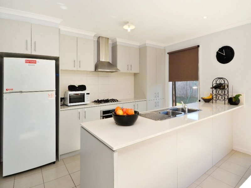 24 Curtain Drive, Leopold image 3