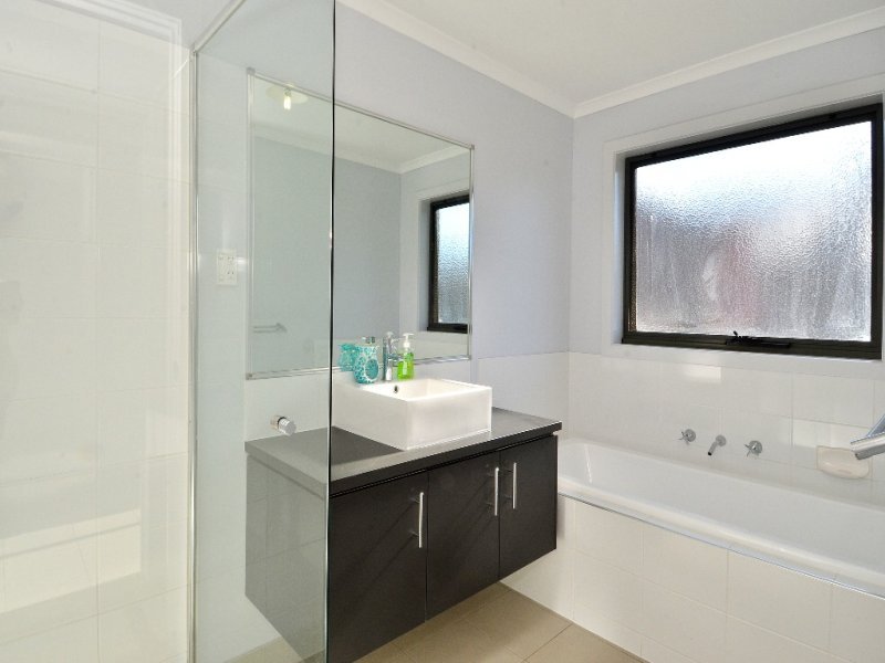 24 Curtain Drive, Leopold image 4