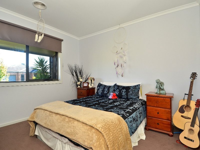 24 Curtain Drive, Leopold image 5