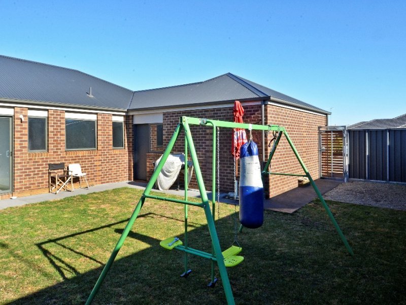 24 Curtain Drive, Leopold image 9