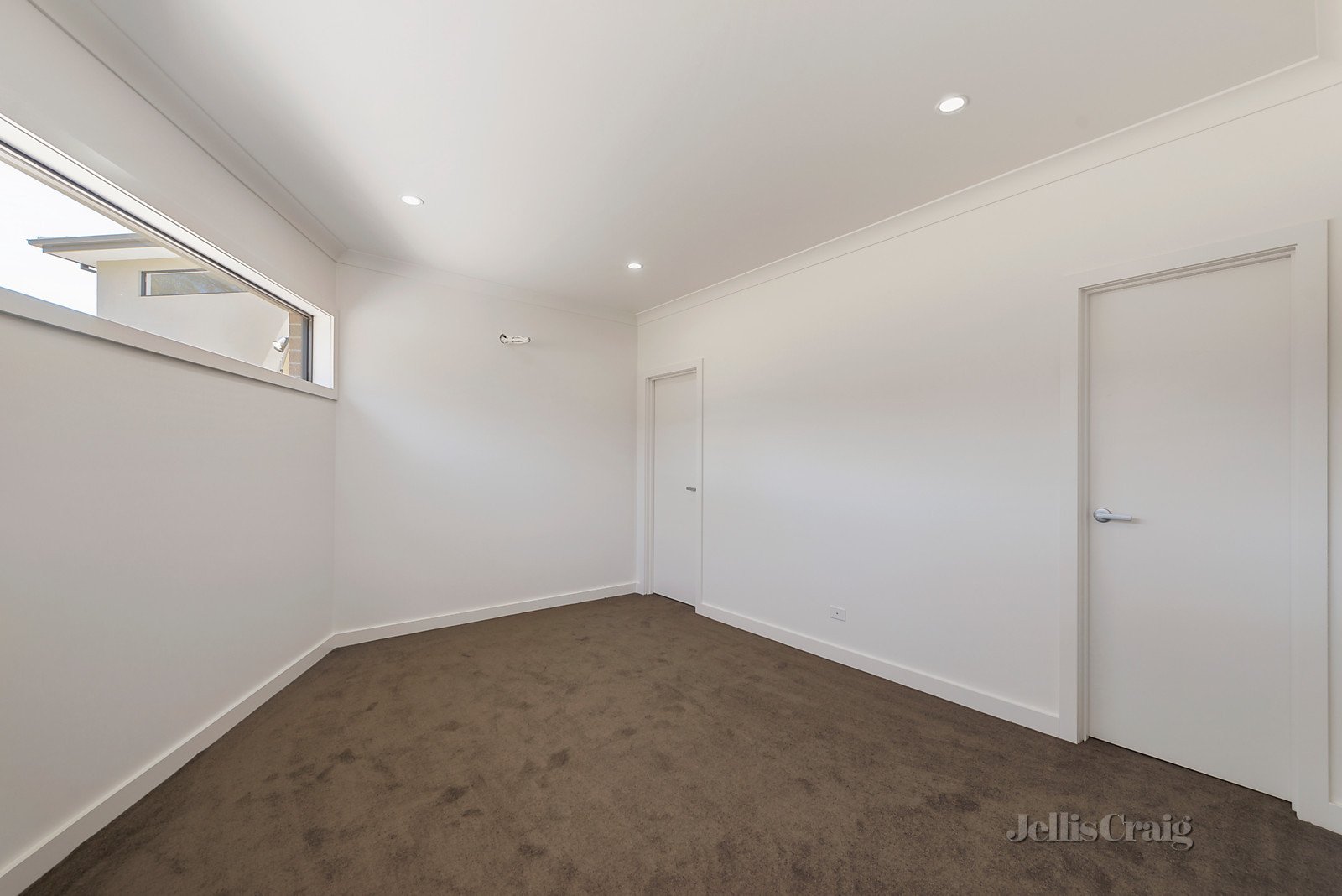 2/4 Deborah Court, Mount Waverley image 4