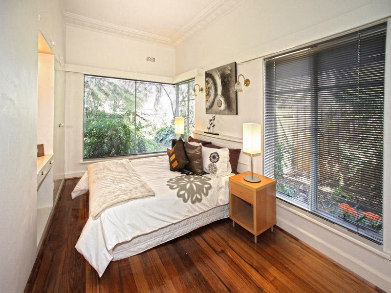 2/4 Dickens Street, Elwood image 6