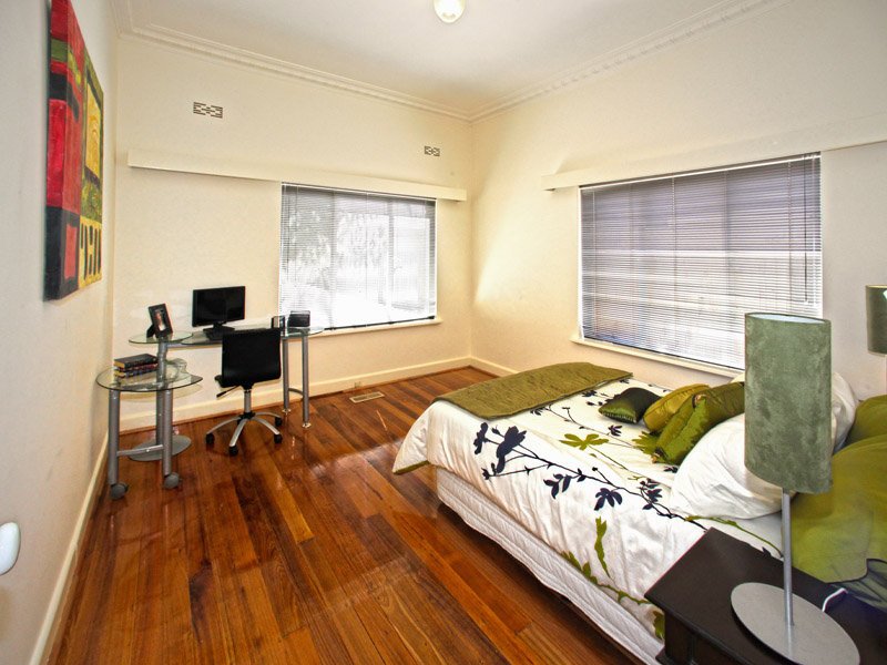 2/4 Dickens Street, Elwood image 7