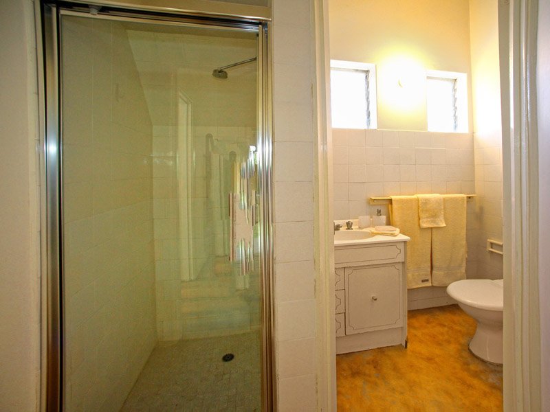 2/4 Dickens Street, Elwood image 9