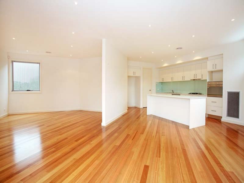 2/4 Dora Avenue, Blackburn image 2