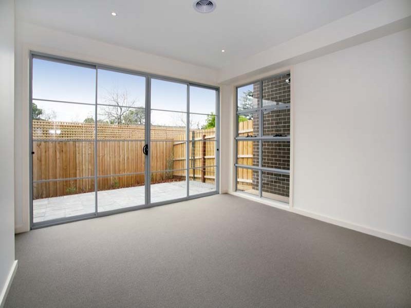 2/4 Dora Avenue, Blackburn image 3