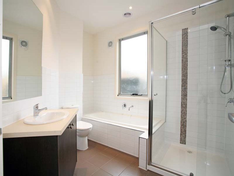 2/4 Dora Avenue, Blackburn image 4