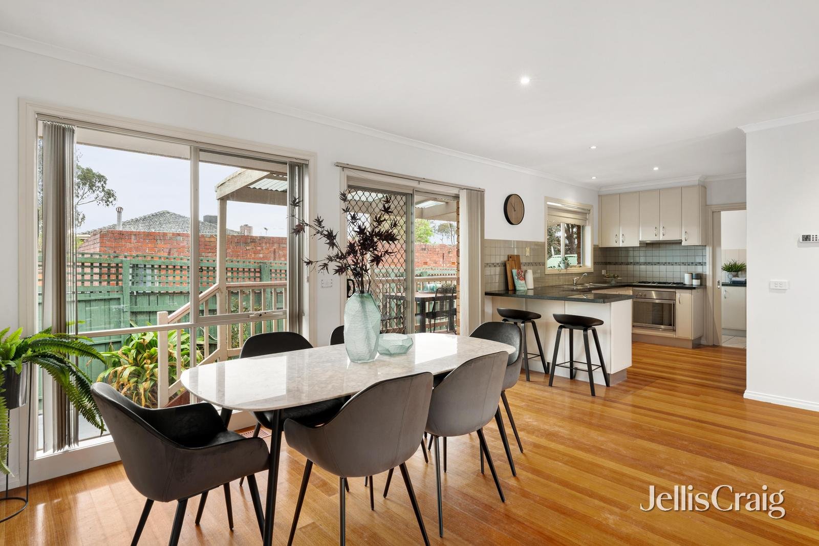 2/4 Gladstone Street, Surrey&nbsp;Hills image 3