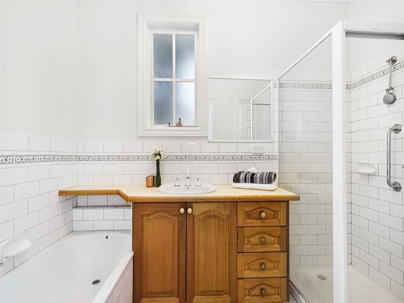 2/4 Glen Iris Road, Camberwell image 5