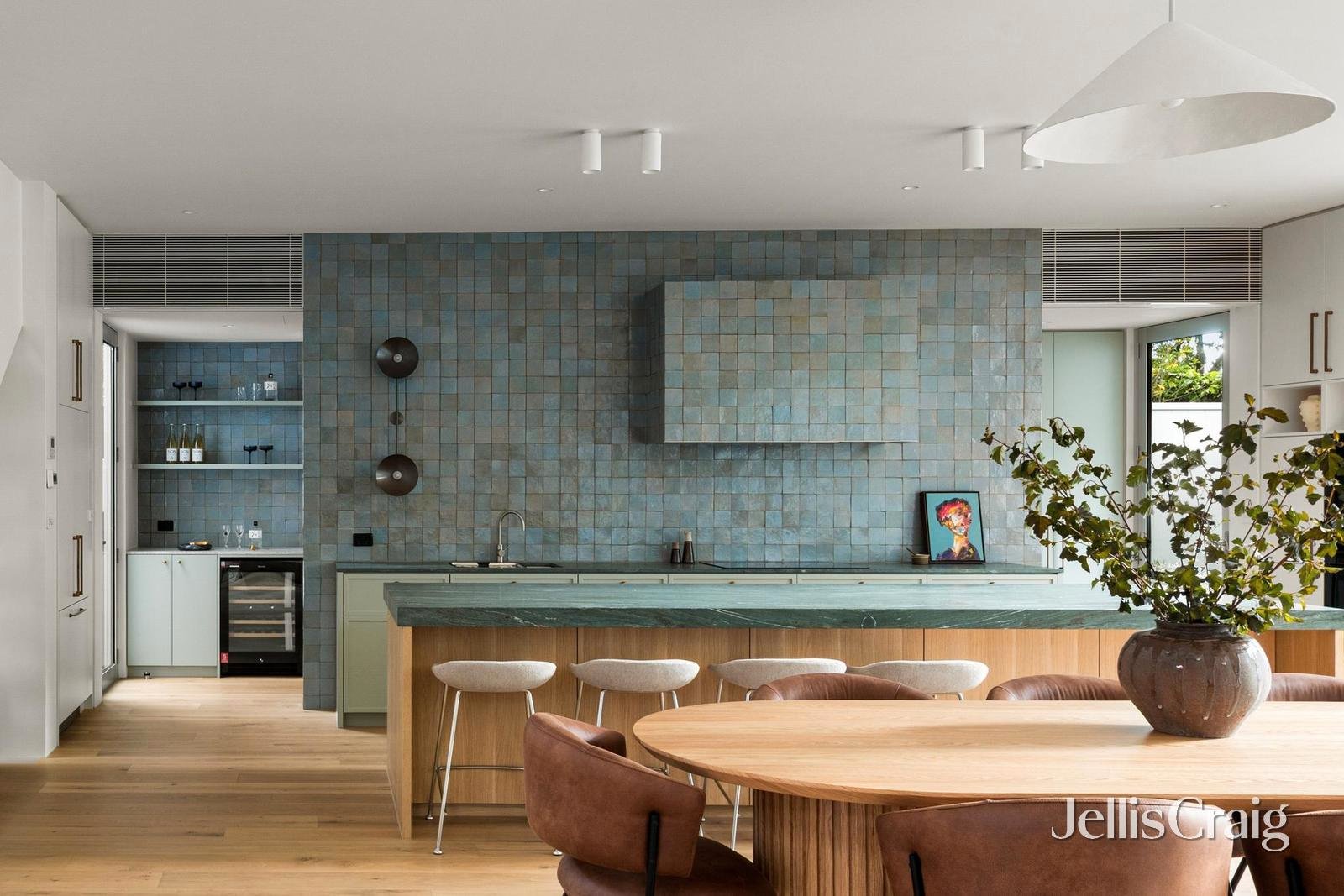 24 Glendearg Grove, Malvern image 2