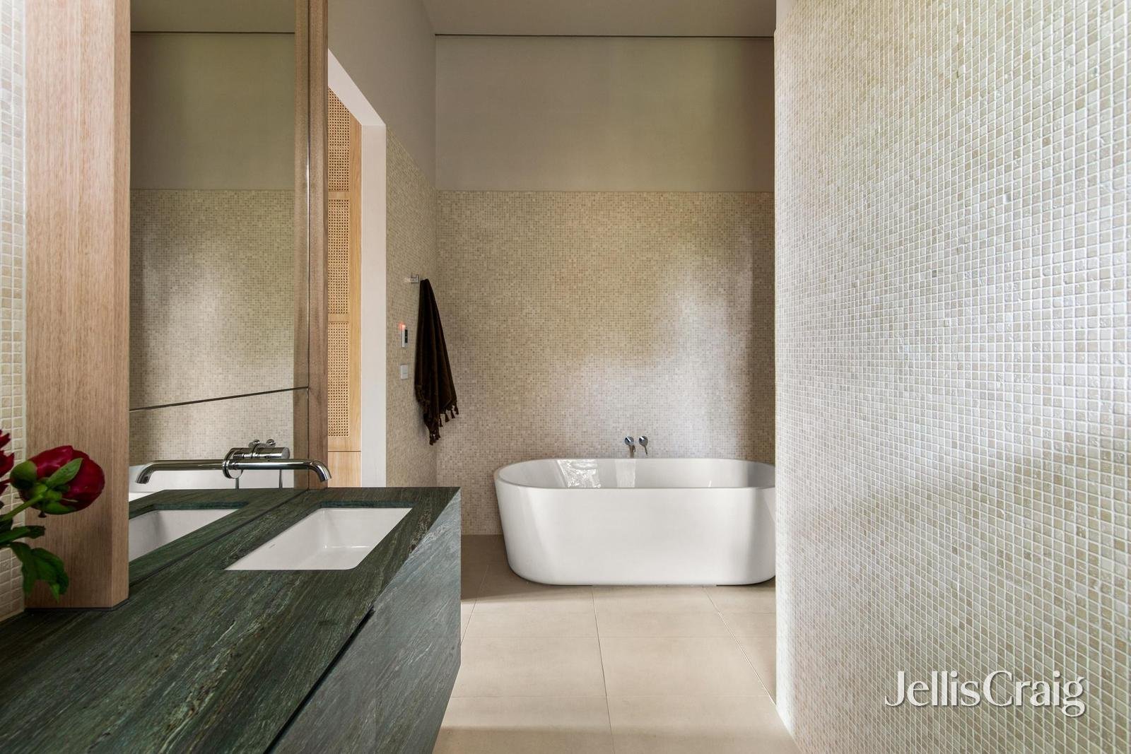 24 Glendearg Grove, Malvern image 16