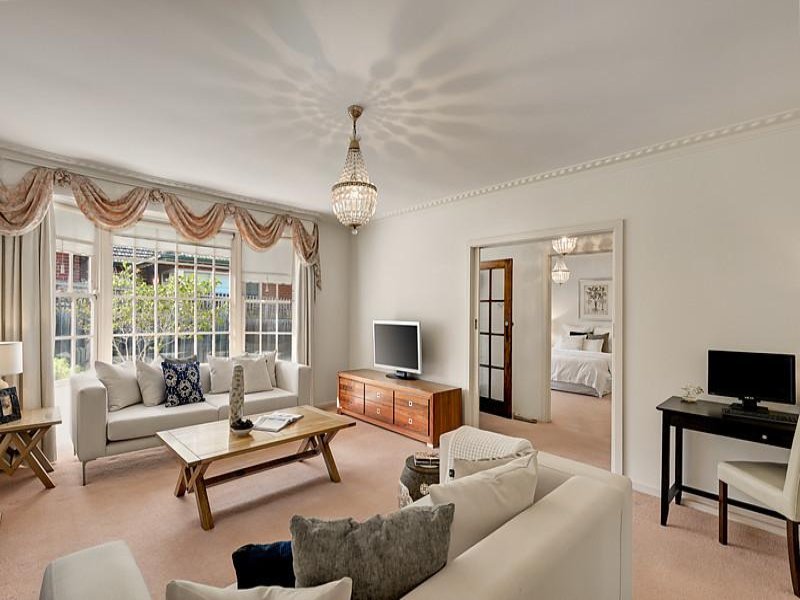 2/4 Hunter Road, Camberwell image 2