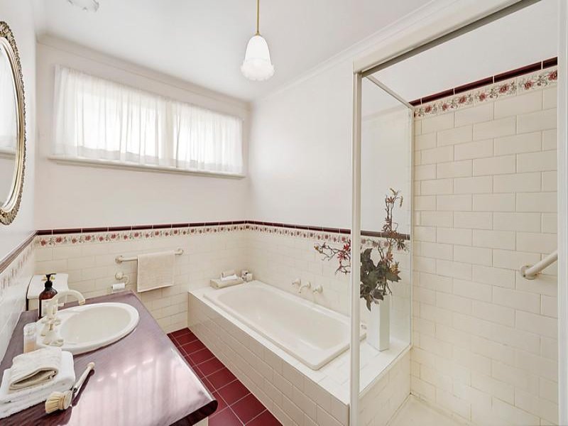 2/4 Hunter Road, Camberwell image 7