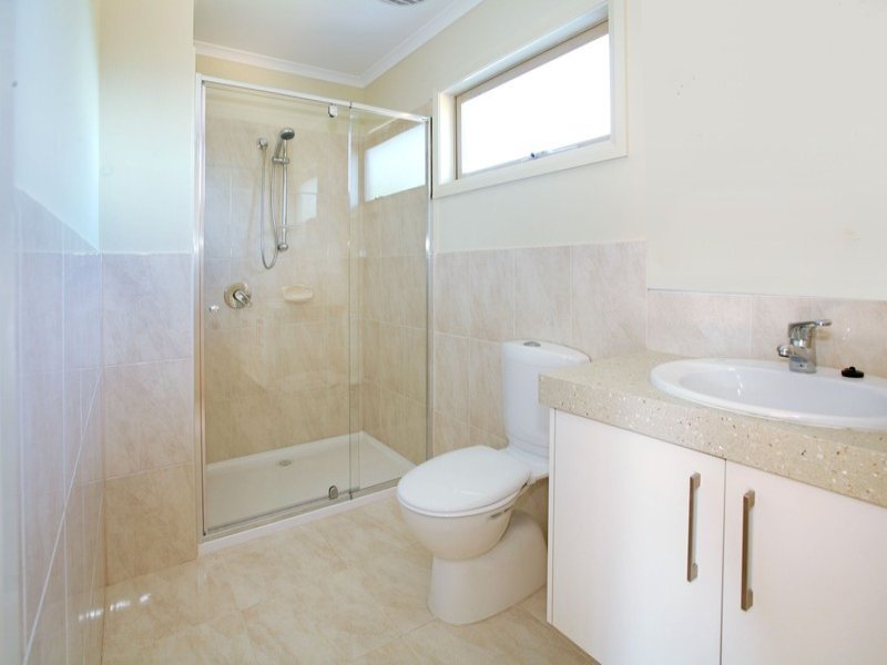 2/4 Judith Court, Mount Waverley image 4