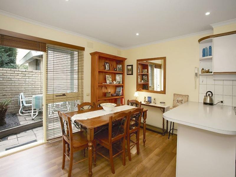 2/4 Kireep Road, Balwyn image 5