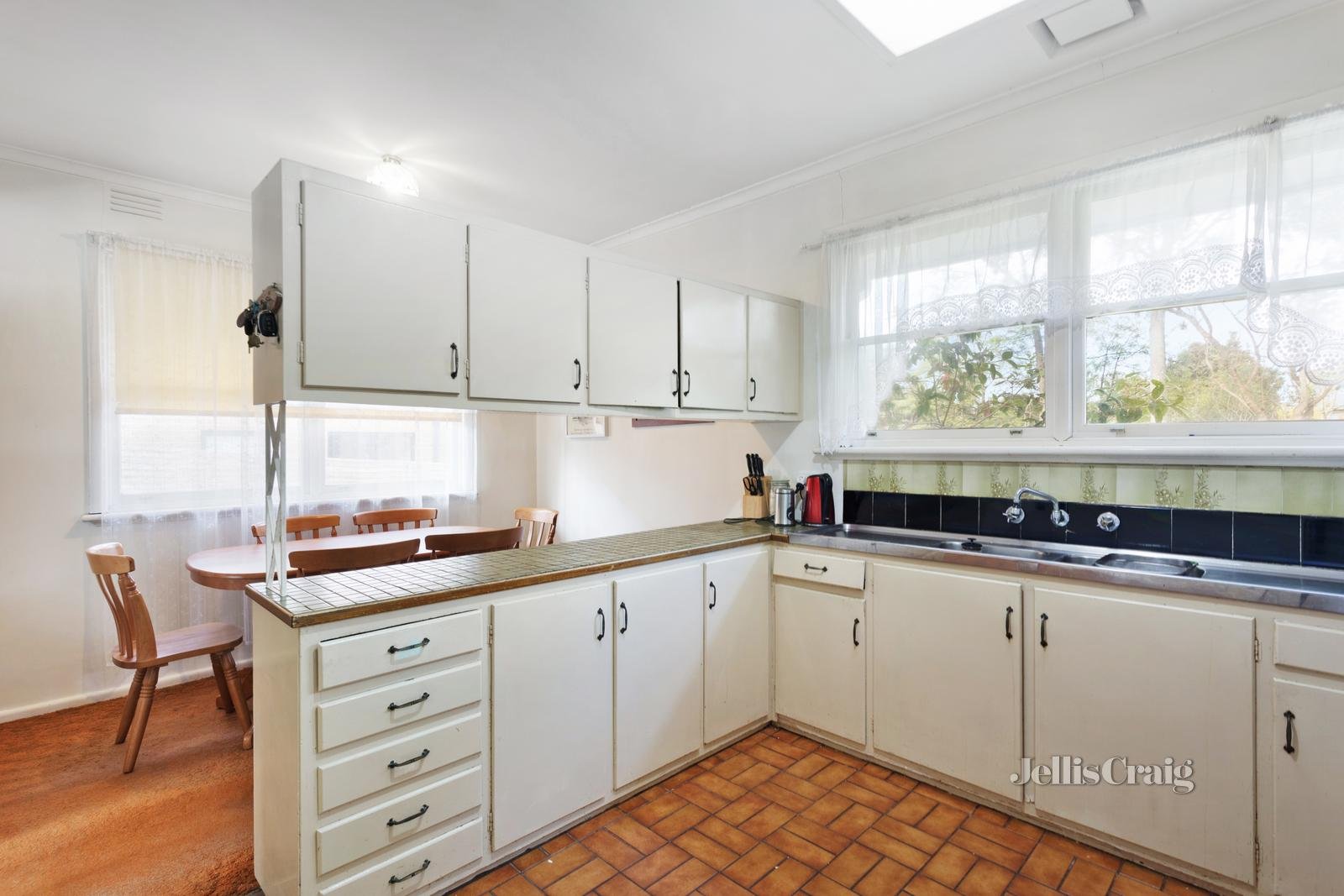24 Larch Crescent, Mount Waverley image 3