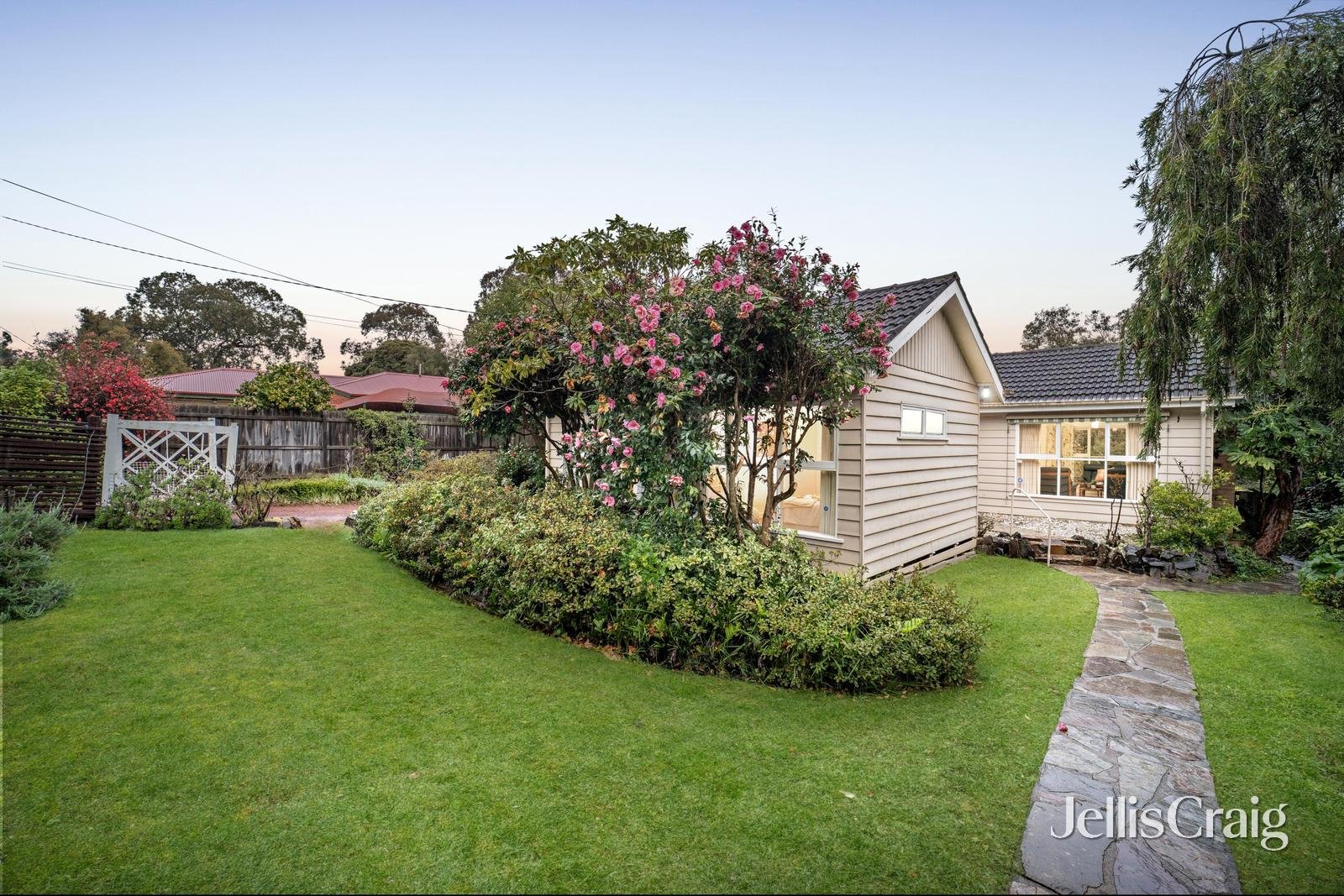 24 Linlithgow Street, Mitcham image 1