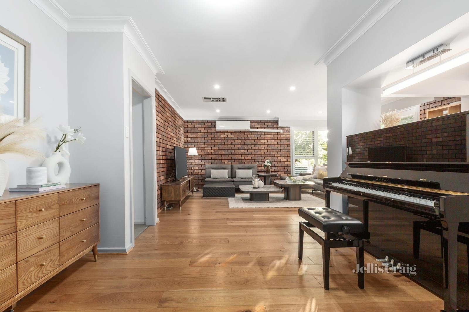 24 Lynden Grove, Mount Waverley image 2