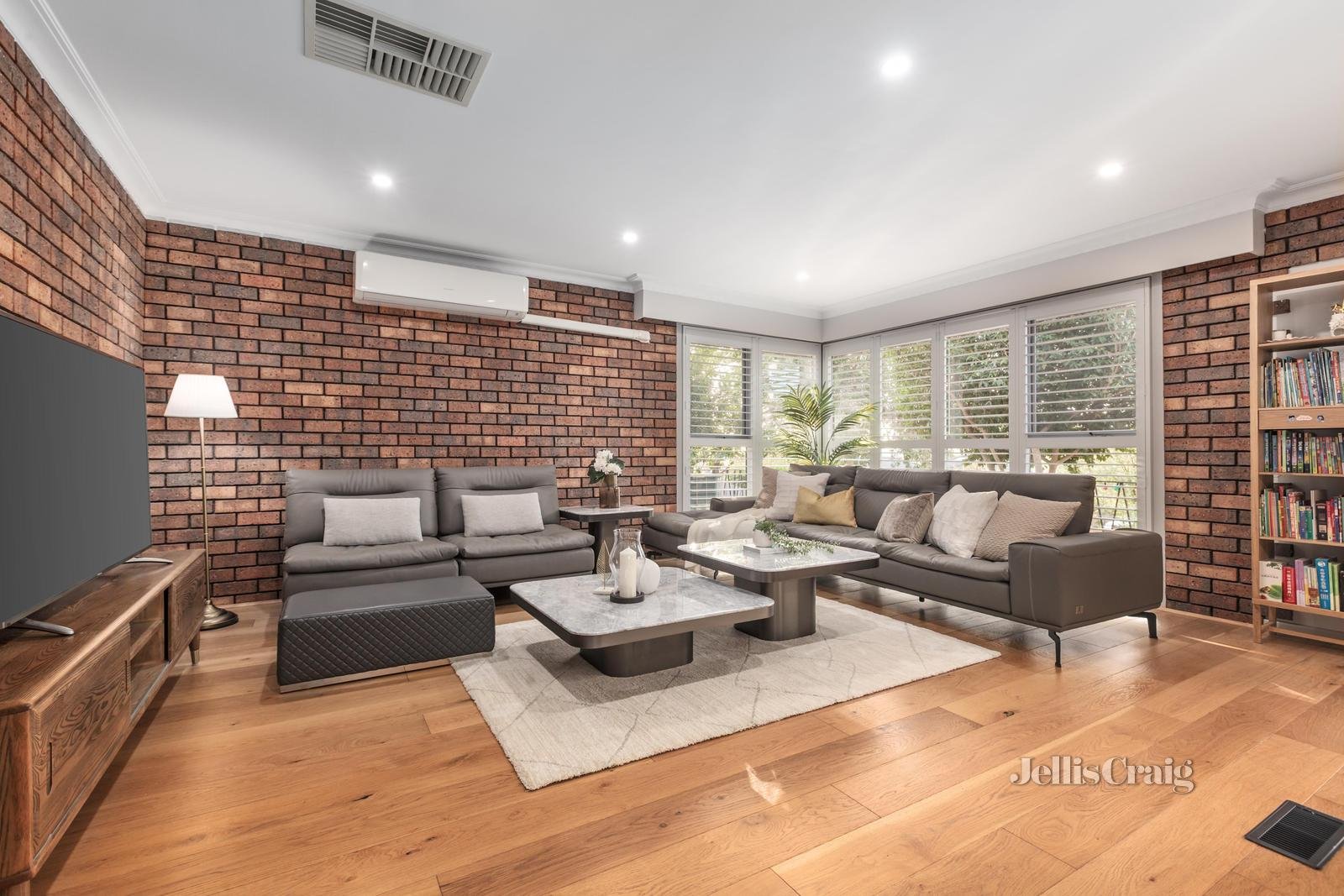 24 Lynden Grove, Mount Waverley image 3