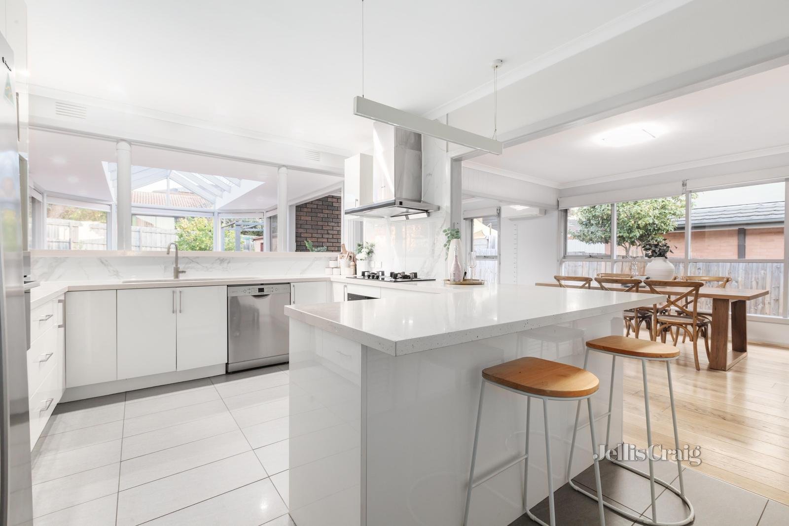 24 Lynden Grove, Mount Waverley image 4