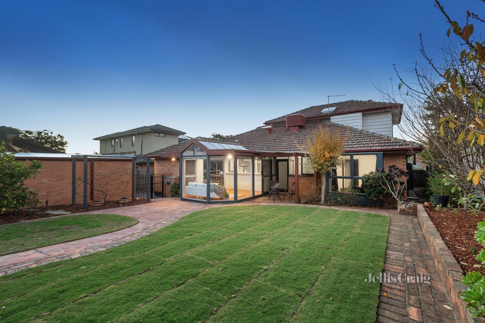 24 Lynden Grove, Mount Waverley image 12