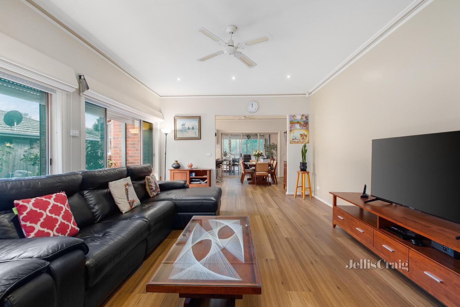 2/4 Oak Street, Bentleigh image 2